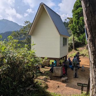 避難小屋に戻ってきてもまだ人が多く、仕方なく端っこで小休止