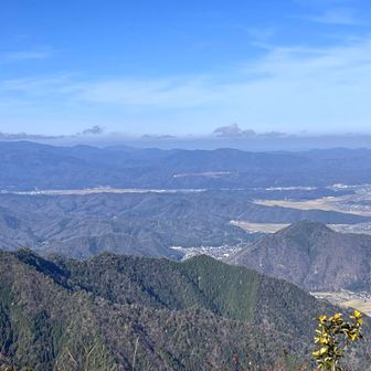 出石城跡の山、南風が入れば良く上昇するポイント。左端の白いのが神鍋ドーム