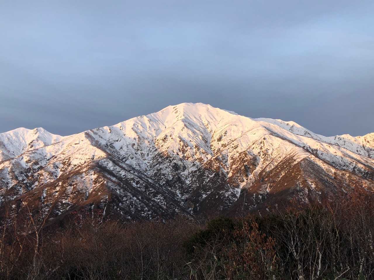 地蔵岳⛰から本山🏔

朝日に照らされた飯豊本山🏔
やっぱり美しい✨✨✨