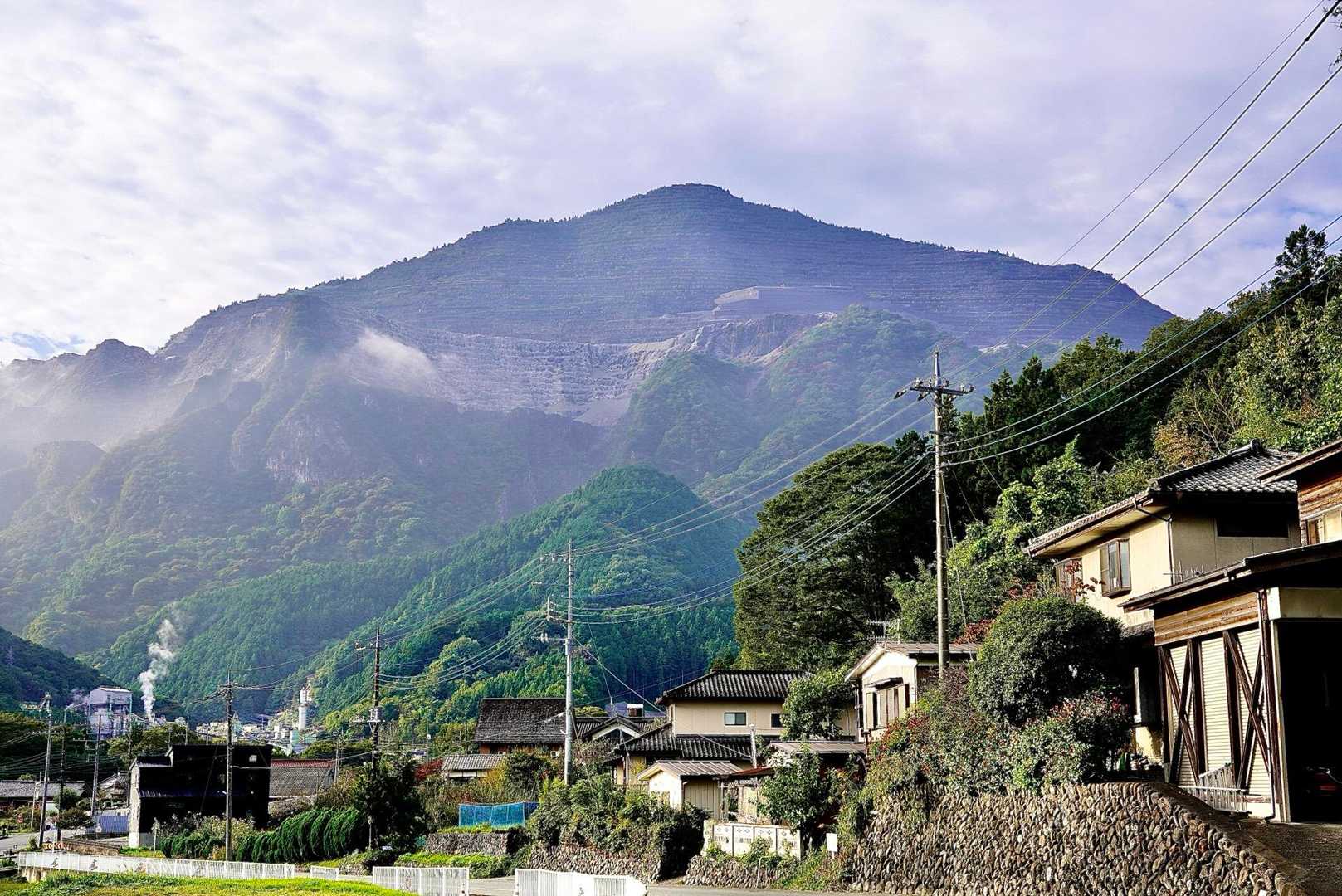 横瀬駅からトボトボと登山口まで歩きます。
前回の藤原岳の採掘場の景色を見て、武甲山を思い出したので、そろそろ登るかぁとなる。

だ　誰か気づいて乗せてくれないかなぁ？とか思うものの、そういう時って、誰も乗せてくれないのよね。