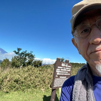 記念写真撮るが、すでに靴擦れでさえない顔に