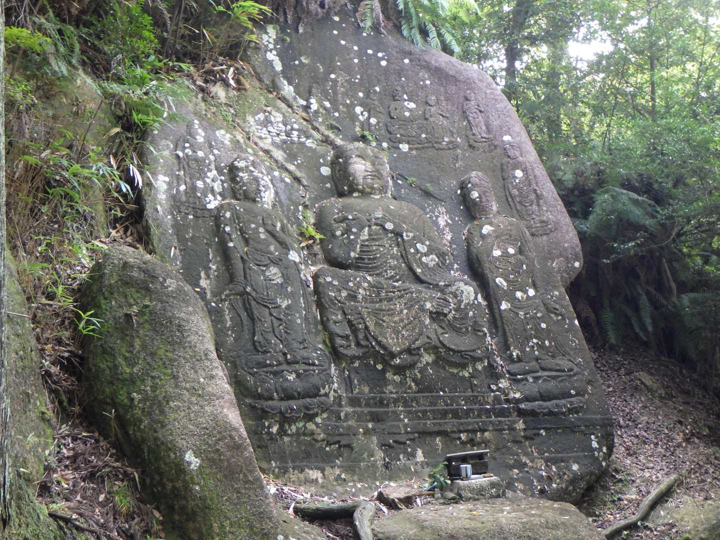 狛坂磨崖仏…奈良時代後期作成期　大きい