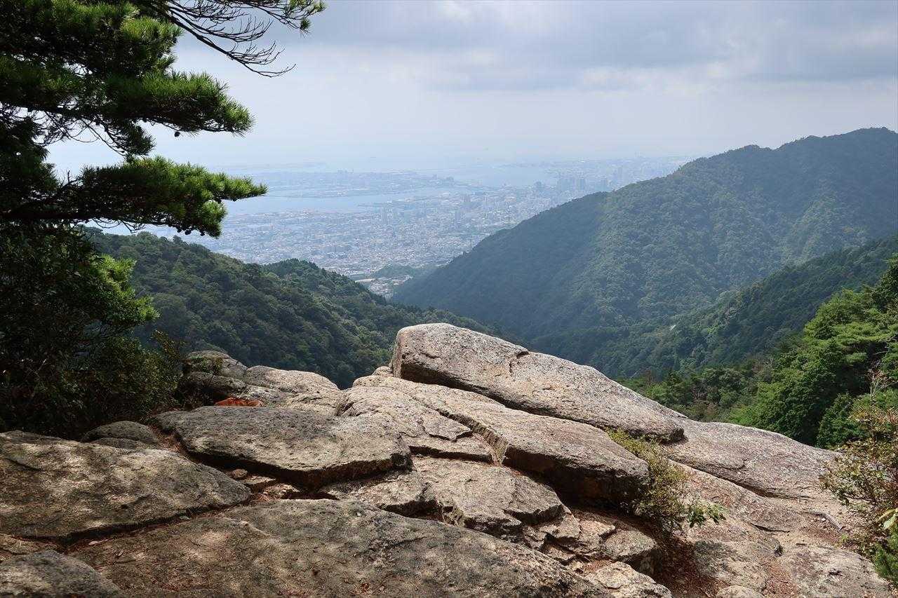 堡塁岩　ホルイイワと思っていたが、ホウルイイワとも言うらしい
ザックが４つ置いてあるので、クライミングをしている方がいらっしゃるようだ

大正時代にロッククライミングクラブを創設した藤木九三のレリーフは、高座ノ滝にある