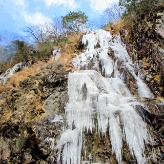 青空に大ツララが映えるね😍