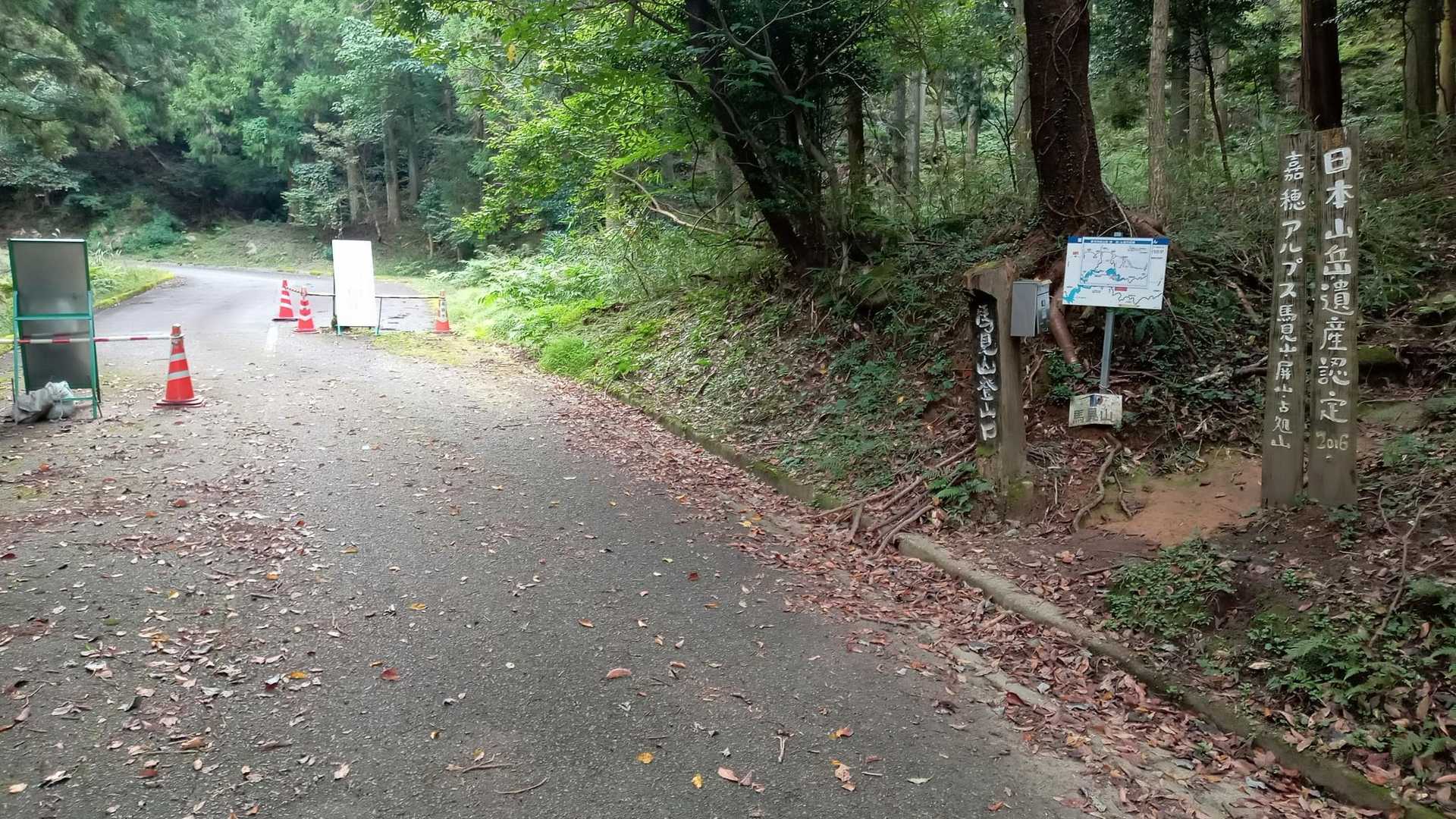 駐車場から徒歩一分の場所にある馬見山登山口。