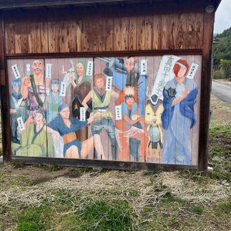 登山道駐車場で、サマーウォーズのキャラもいます🐿️