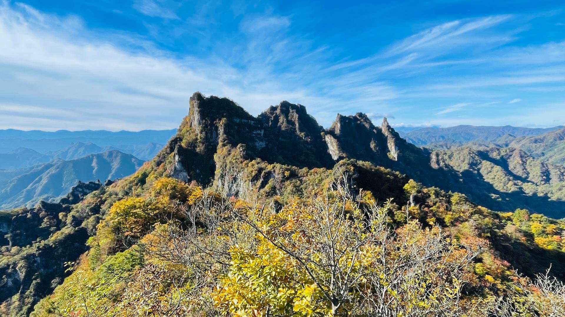 相馬岳から思いっきり高度を下げ金洞山へと向かう。やはり妙義は紅葉時期に来るべきでしょう！