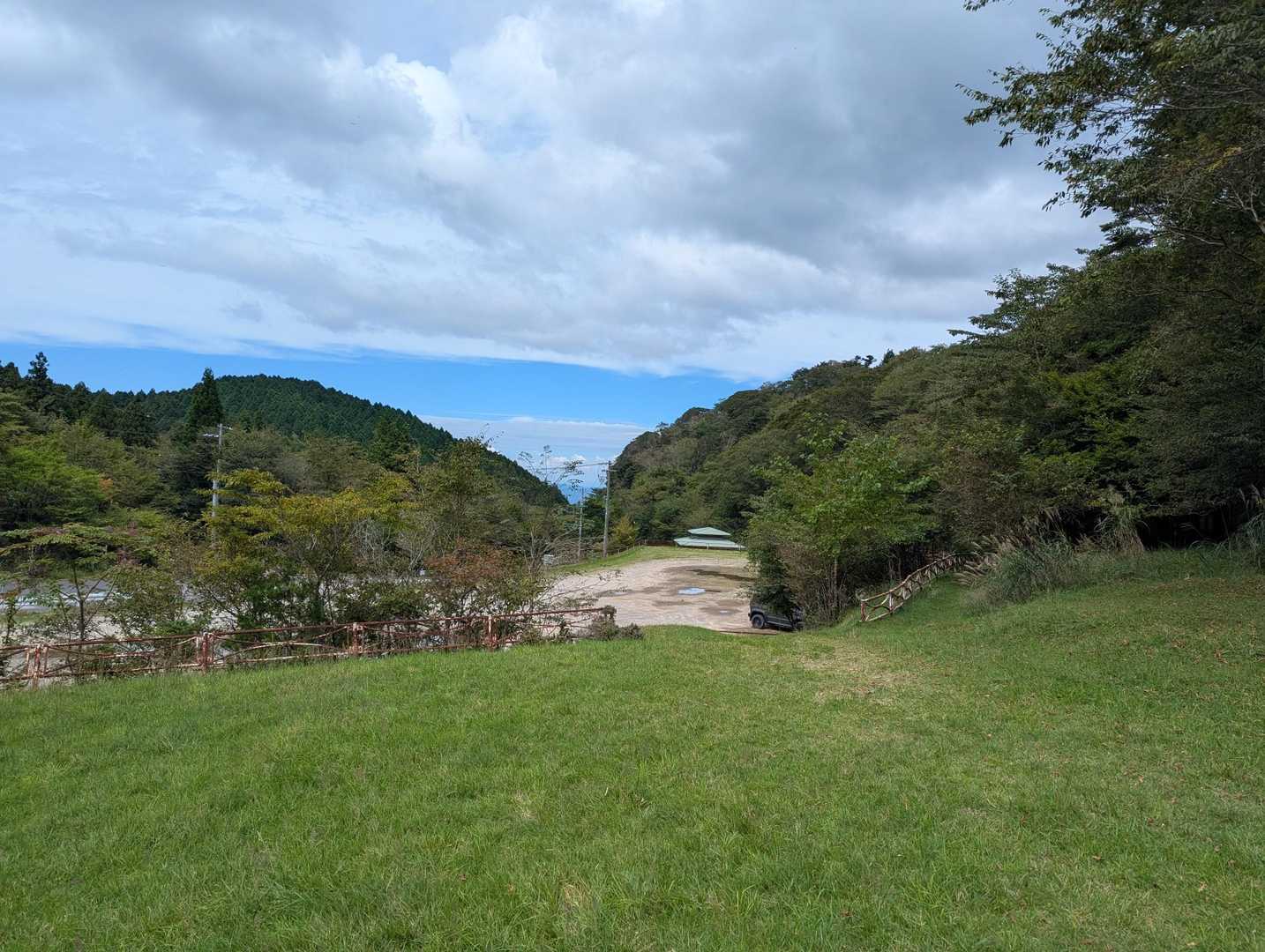一気に下山。奥に見えるのが駐車場。