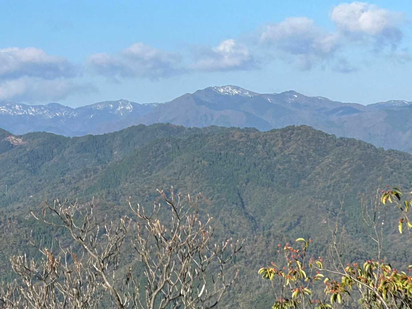 　　　反対側にはうっすら雪化粧❄️の
　　　三国山が見えました♪👀