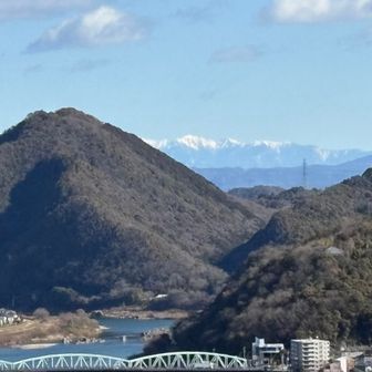 奥の白い山並み🏔🏔🏔🏔🏔
御嶽山と恵那山の間らへんの位置
中央アルプスかな(* ᐕ)？