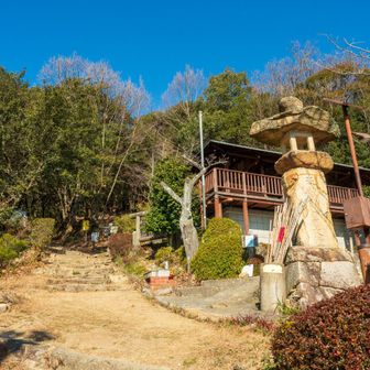 登山口。よく見かけた猫さんはおらず