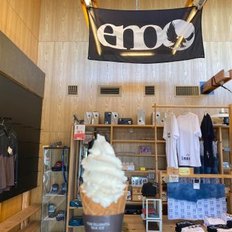 今日は暑かったので珍しく大倉バス停の売店でソフトクリームを買う🍦