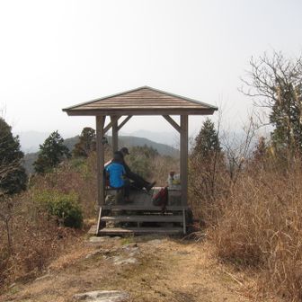 東屋があって、到着したときに、丁度、先客が下山されるところでラッキーでした😁