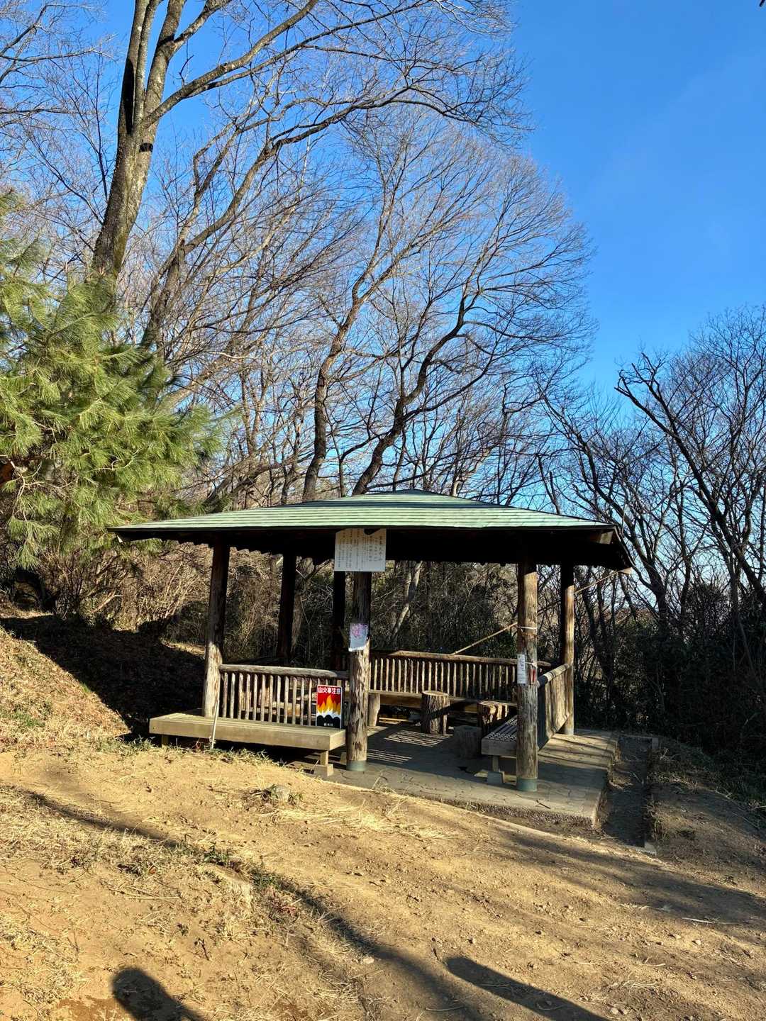 桜峠の東屋
ここにはベンチも多く、大平山から縦走の場合
ここが休憩所ですね