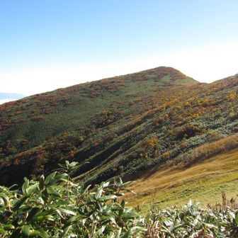 左手に進むと浅草岳の山頂とその斜面にど～んと広がる紅葉がきれいに見えます。