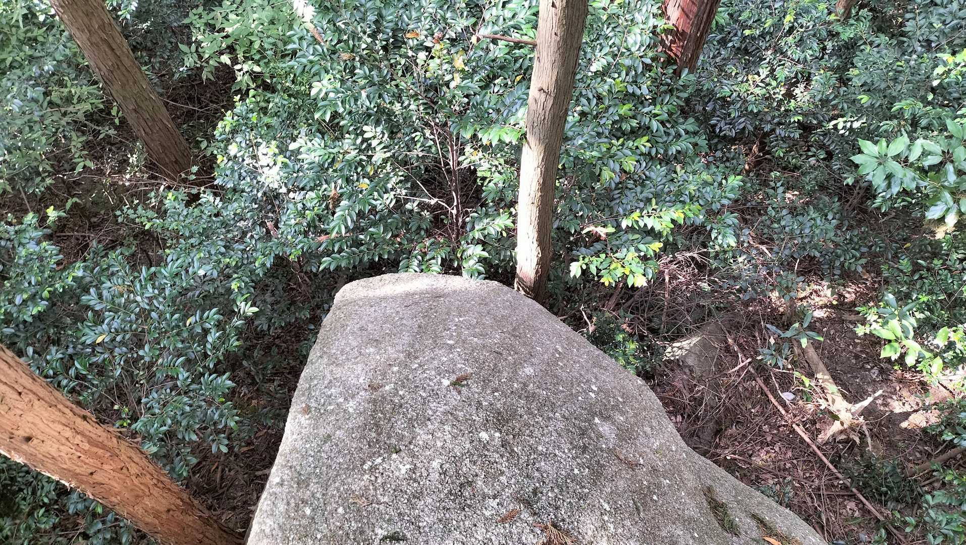 おにぎり岩の先っぽ
なんてないサ・・・・
（(；ﾟДﾟ)ｶﾞｸｶﾞｸﾌﾞﾙﾌﾞﾙ
