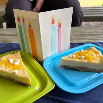 パティシエカズの🧑‍🍳
どんびきチーズケーキ🎶

クッキー生地のチーズケーキ
トッピングは、何と
ドンパチ　レモン味🍋

パチパチ刺激で、笑えた〜