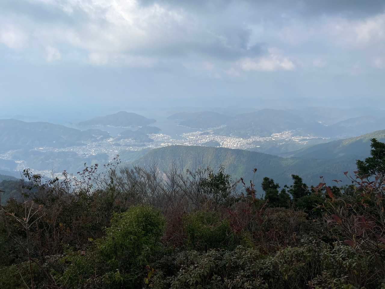 宇和島の町が見える。ガスっている。