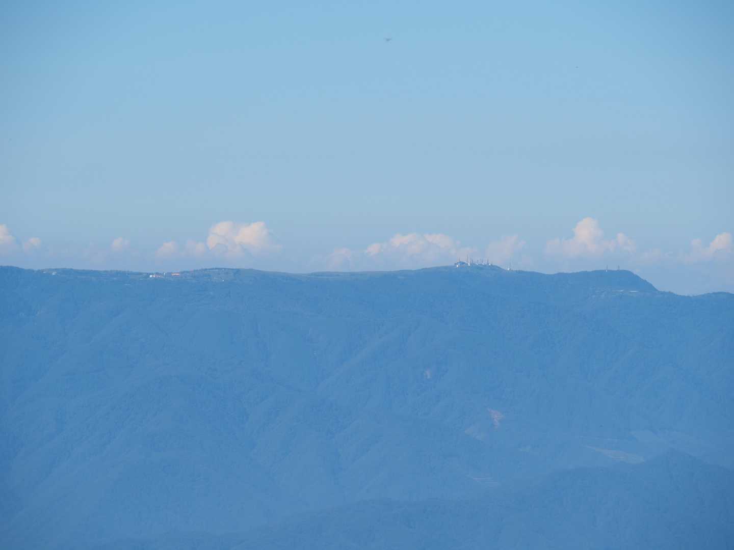 主稜線に出ると正面に美ヶ原
アンテナ群がキラキラ