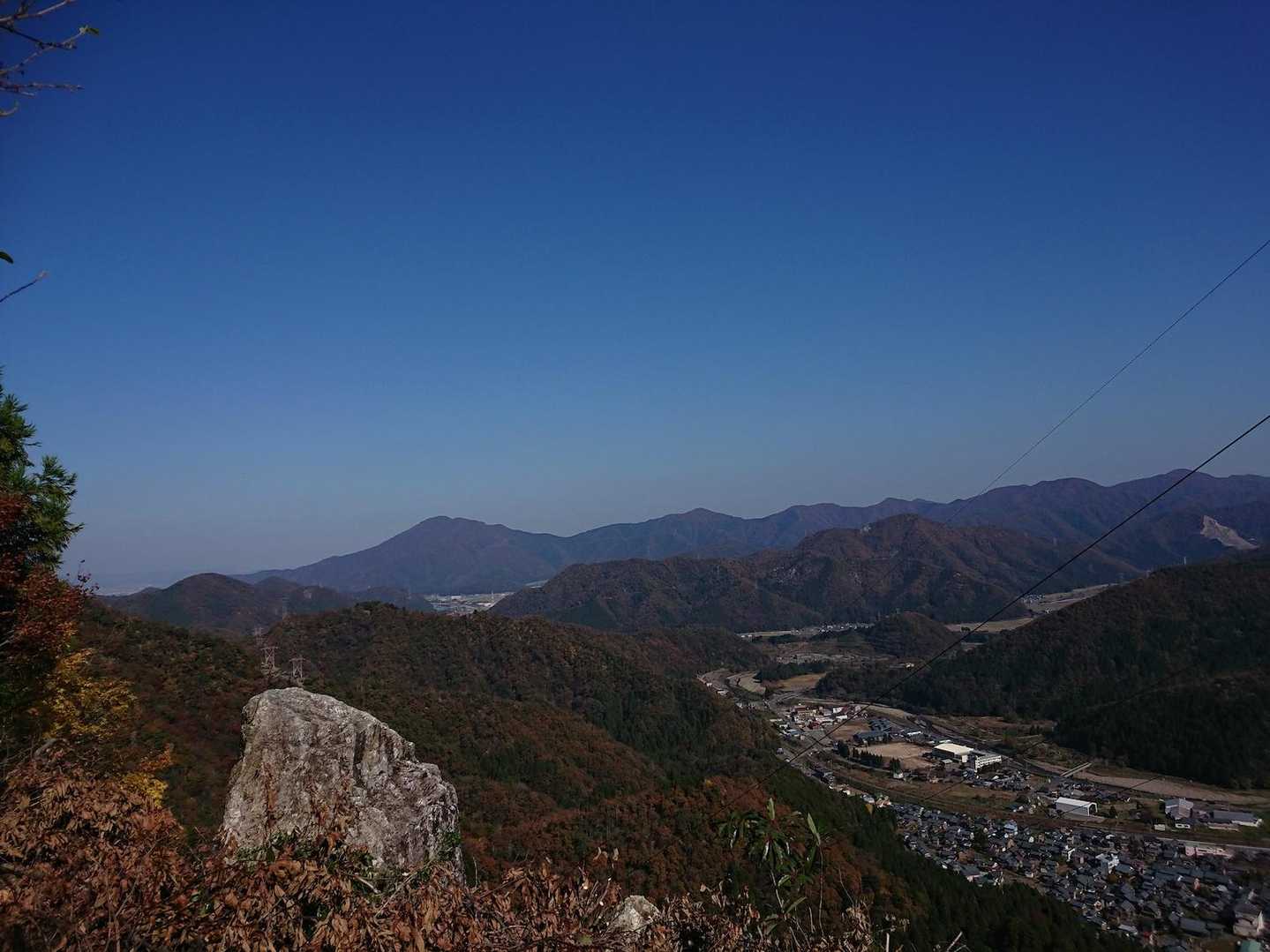 鉄塔からの眺め。
日野山と連なる山々。
あの稜線がきっと。