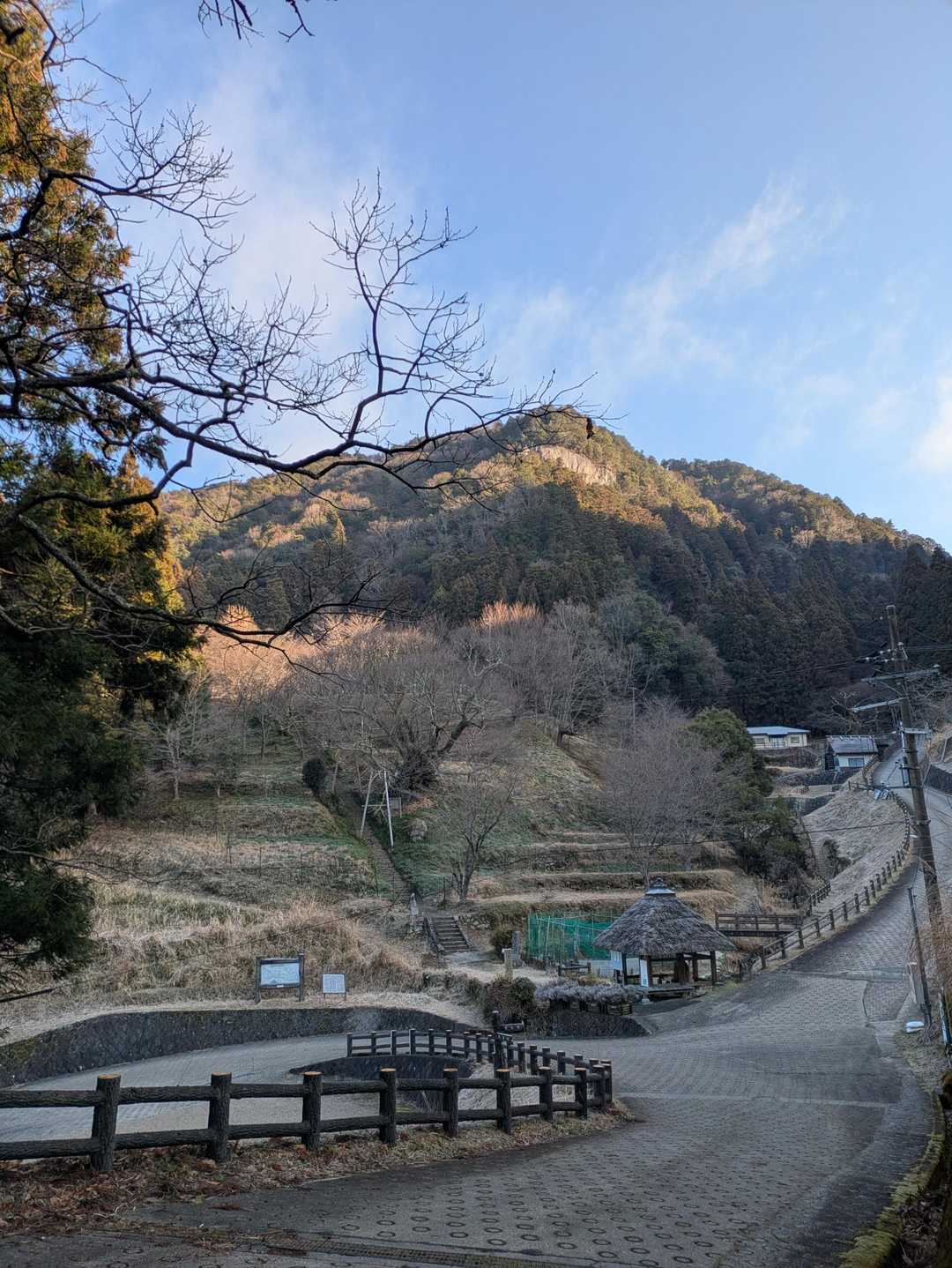 千年桜の巨木と大和茶発祥の地で有名な佛隆寺の駐車場からスタート。
