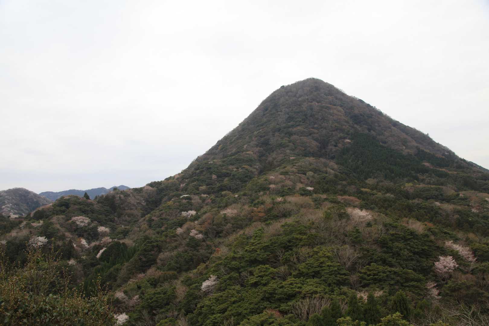 鬼落山　かっこいい
初めて登った時打ちのめされた。急登、激下りはやばい。心と体を鍛えてもらえる。
