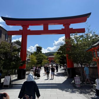 京都の伏見稲荷は多くの海外の人でごった返しています。