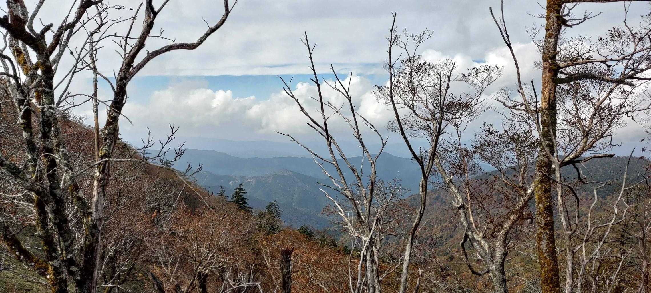 下山開始してしばらくすると晴れてきました。雲の間から見える空が海のようです。