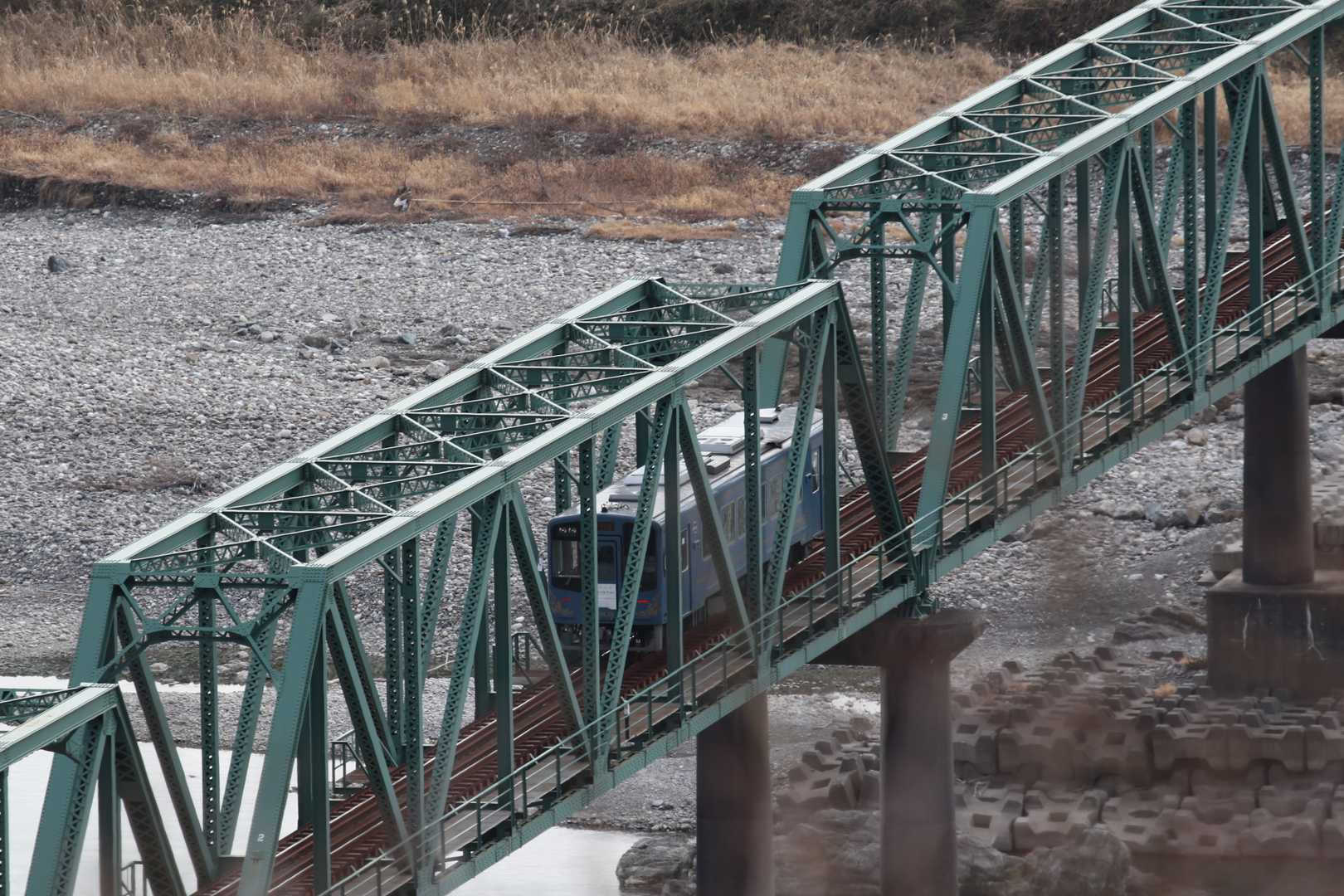 天竜川を渡って行く天竜浜名湖鉄道の車両🚃 橋長が400mもあると車両が余計小さく見える。