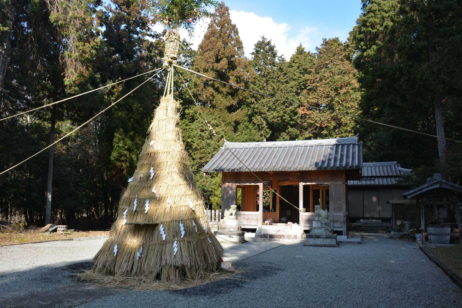 大年神社はとんどの準備ができていました。
