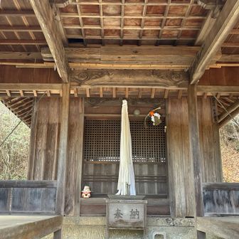 お正月の準備がされていました
しめ飾りがちょっと傾いているのはご愛嬌？🤭
参拝させて頂きます🙏


そして娘はここで早くもリタイアして兄の元に戻って行きましたとさっ👋ちゃんちゃん♪