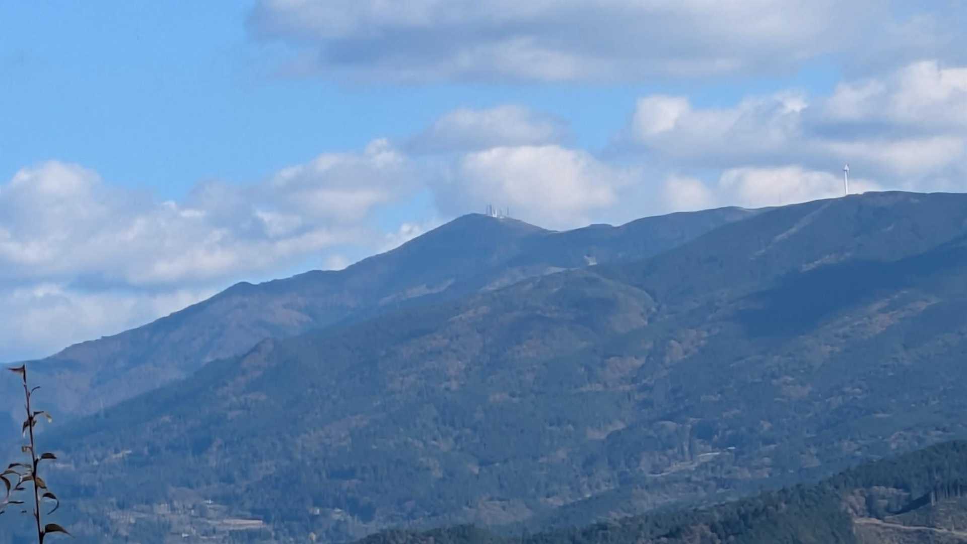 この上に電波塔があるのは梶ヶ森😙前にその形に心惹かれて🤩行ってガスガスでなんも見えなかったのでまたいつか行こうと思いながらまだ行けずで😂
それにしてもいつ見ても素敵🪄✨な山容
