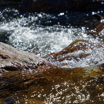 心地よい水音に疲れを癒されつつ…