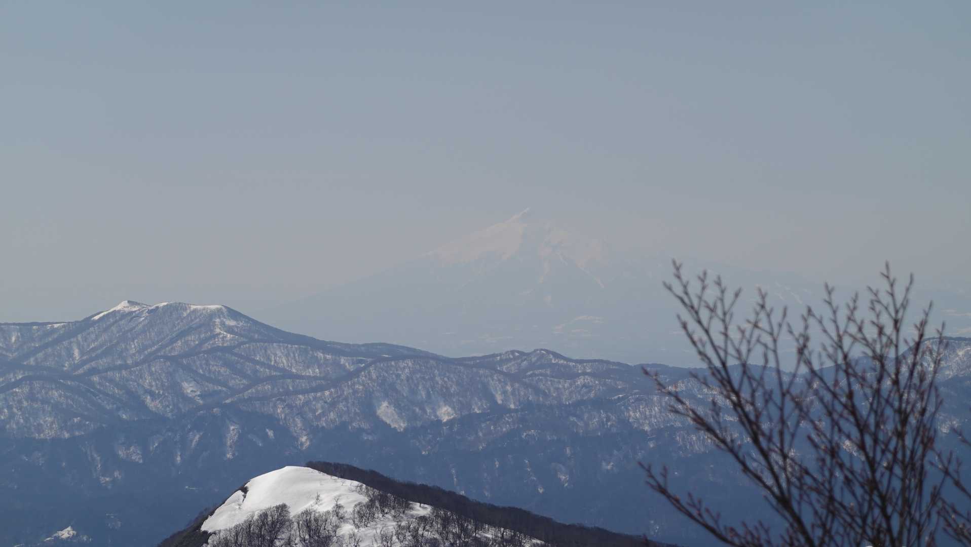 鳴川岳山頂からの眺望
中央に岩木山
左は袴腰岳