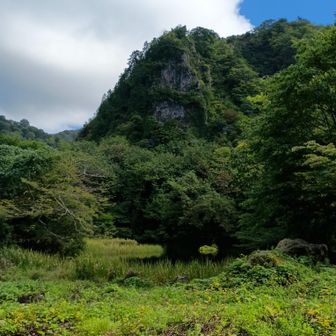 大沼（おおいけ）から
見えるのは鳶岩だな