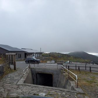 頂上入口
正面に八幡平頂上レストハウスがあり、その後方に畚岳の山容が見えました。