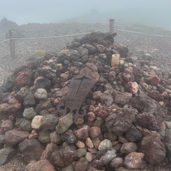 この後下山して小屋で小休憩
秋田の気さくなお兄さんお姉さんに鳥海山の話など教えていただきました
ありがとうございました