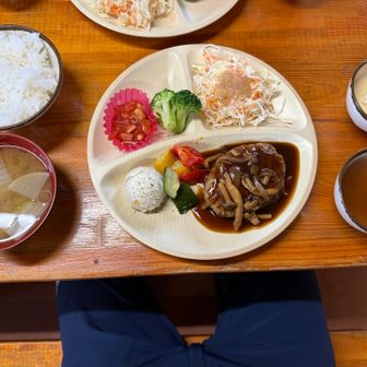 北岳小屋の夕食🍽️
定番のカレーはランチのみ🍛

このメニューは栄養バランス重視、とても美味しくてありがたかった😋