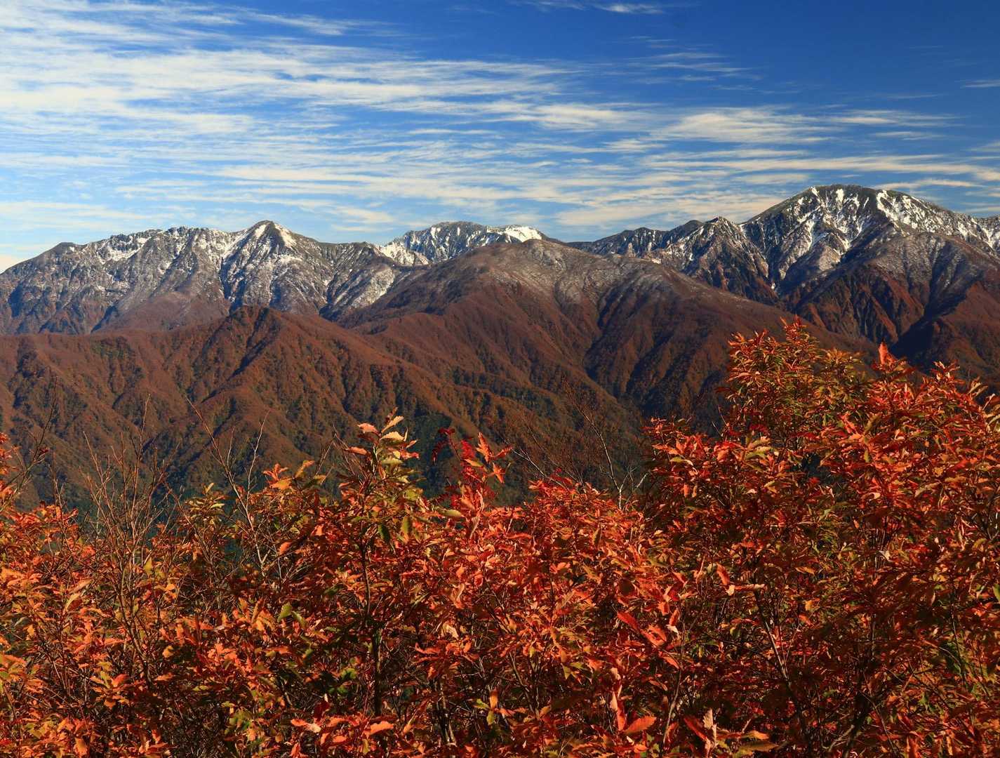    八海山      越後駒ヶ岳         荒沢岳      中ノ岳
                               阿寺山
🍁🍁🍁🍁🍁🍁🍁🍁🍁🍁🍁🍁🍁🍁

初冠雪した越後の名峰たち。
紅葉を添え、心洗われる美しさ•*¨*•.¸¸♬︎