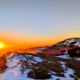 御来光と蝶ヶ岳ヒュッテ