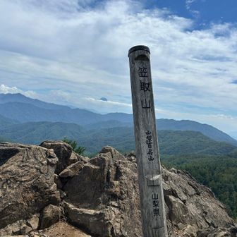 笠取山　1953m
バックに富士山