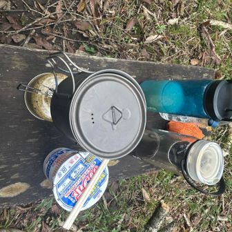 途中にベンチを見つけてここで残り少ないガス缶を使い切ろうとお湯を沸かしてカップ麺タイム
ガス缶はまだ使えそうなのでまたどこかで使わなくては