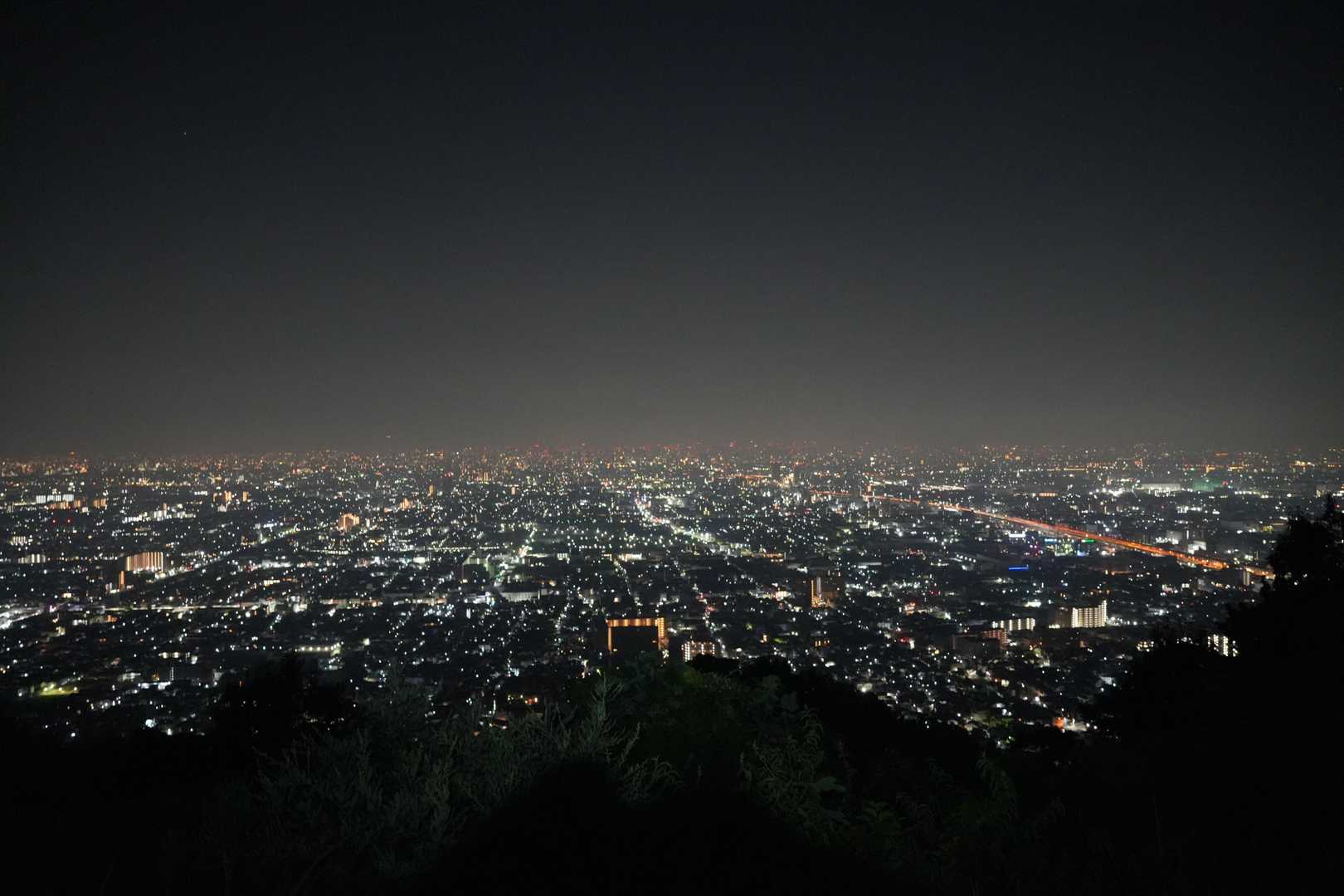 この夜景はいつ見ても良い。もうちょっと上からの方がさらに良さそうなんだけど、いつも朝になってしまう。