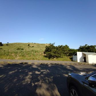 平尾台吹上峠駐車場🚻　向こう側に山▲があるので登ってみよう🫡