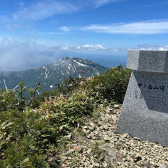 八海山バックに中ノ岳山頂