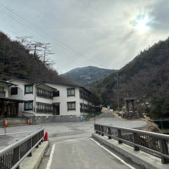 渋の湯御殿です。その先が登山口