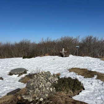 毛無山山頂　だいぶ雪が溶けたようです