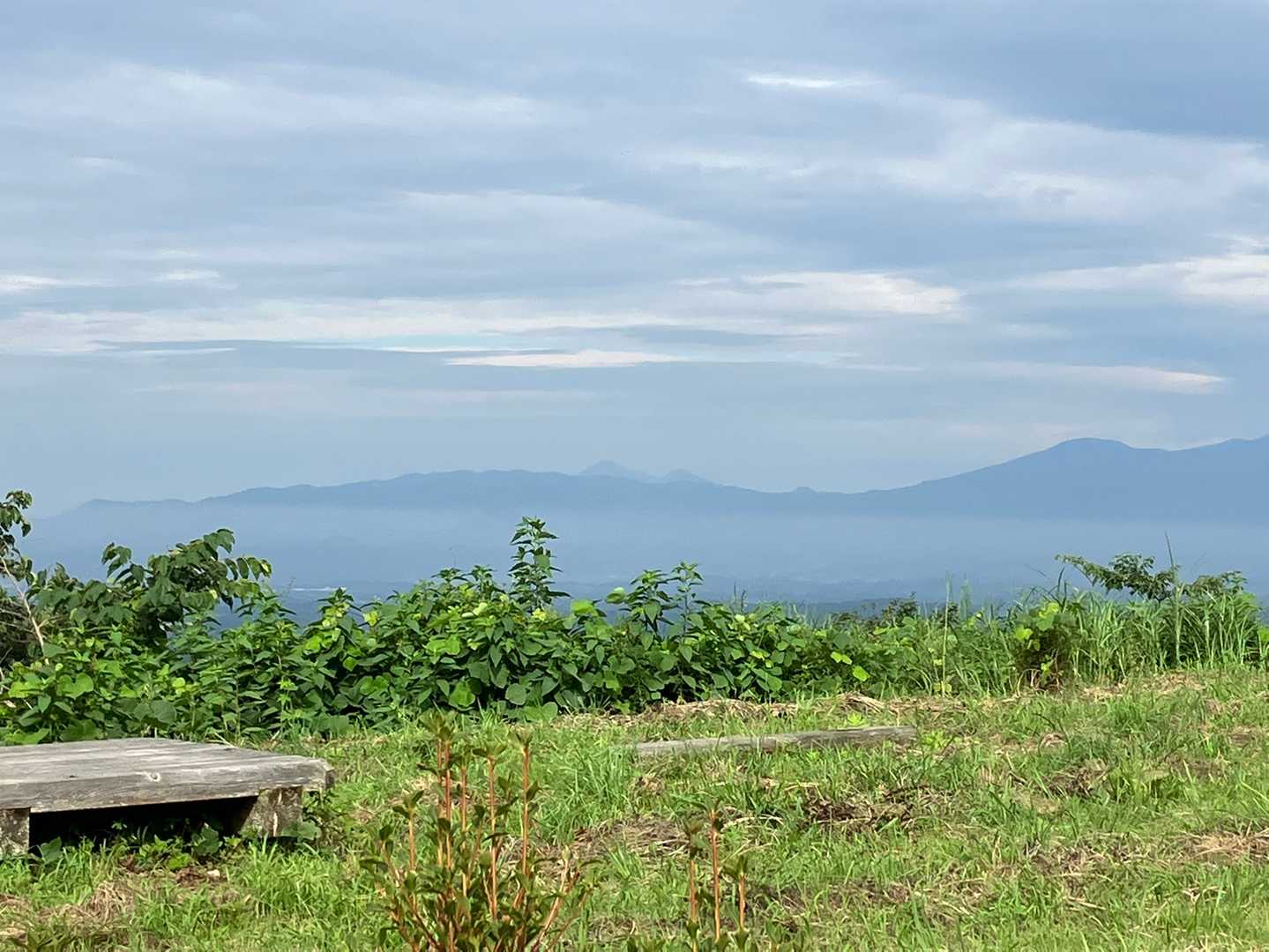 瑞峰平の登山口はすでに標高が高く
磐梯山もうっすら見えてます