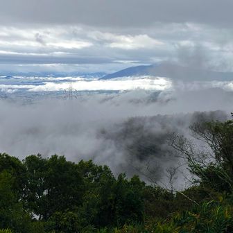 
奈良県 南っかわ
葛城山 金剛山方面
上空にも下にも雲いっぱい
