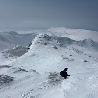 新山の近くにある荒神ヶ岳へ